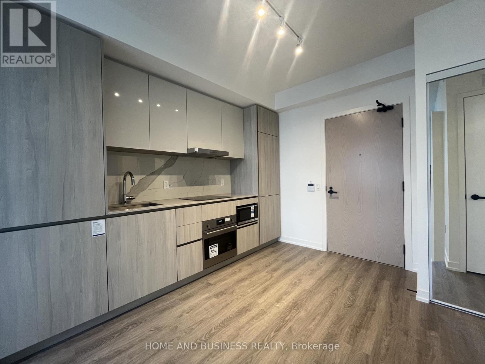703 - 8 Interchange Way, Vaughan, ON - Indoor Photo Showing Kitchen
