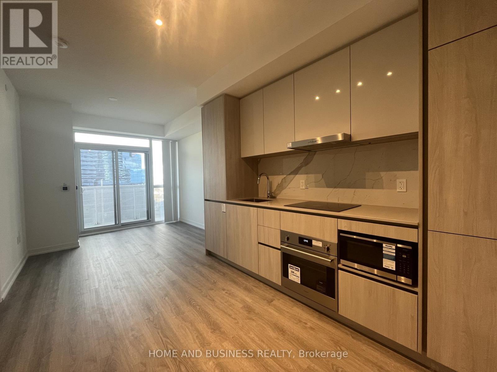 703 - 8 Interchange Way, Vaughan, ON - Indoor Photo Showing Kitchen