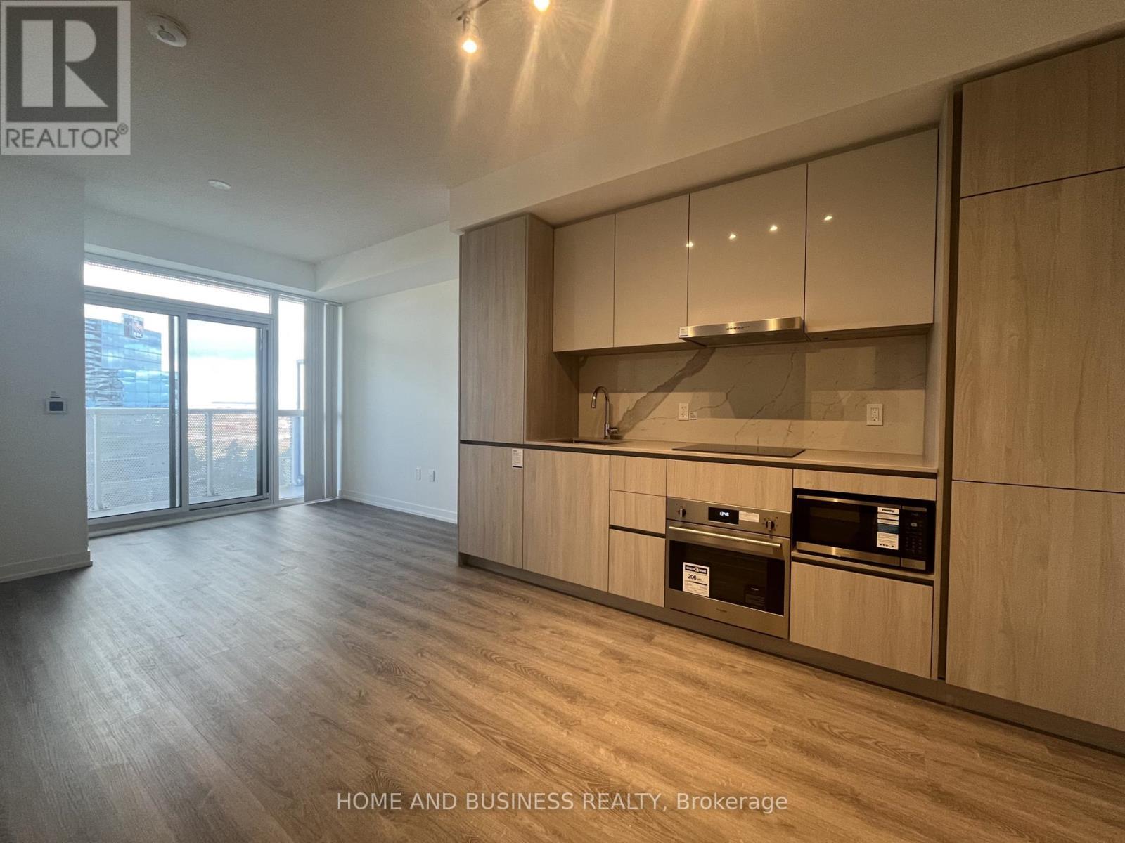 703 - 8 Interchange Way, Vaughan, ON - Indoor Photo Showing Kitchen