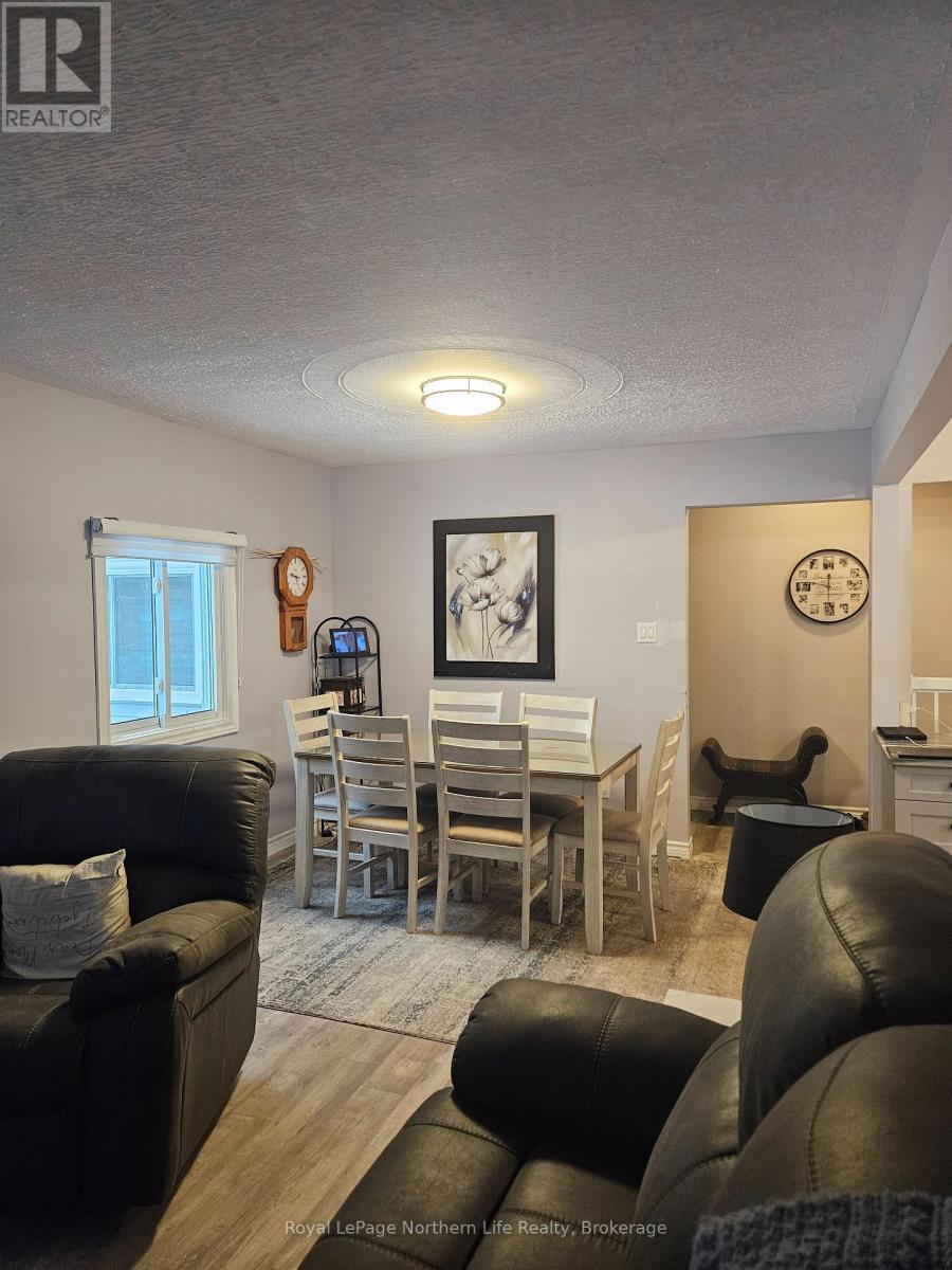 431 Brydges Street, Mattawa, ON - Indoor Photo Showing Living Room