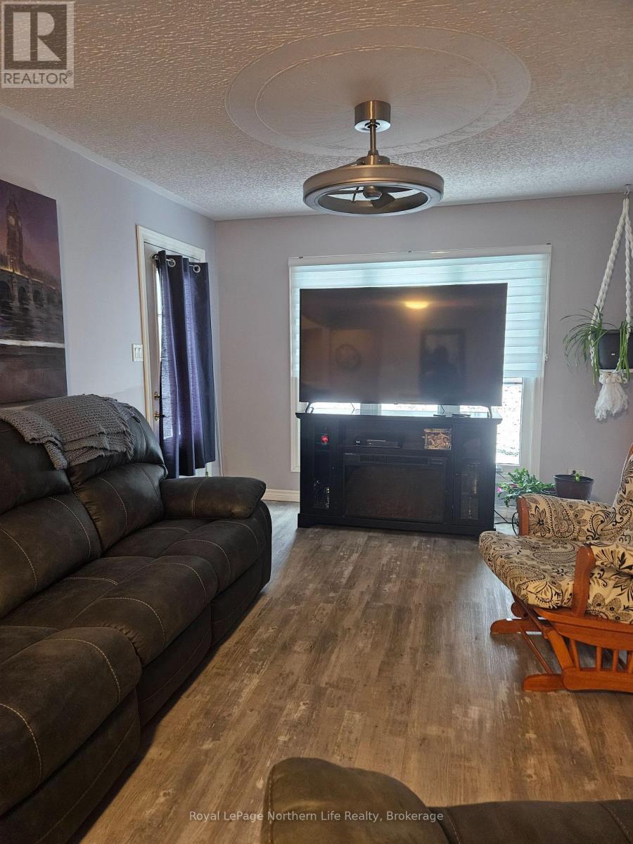 431 Brydges Street, Mattawa, ON - Indoor Photo Showing Living Room