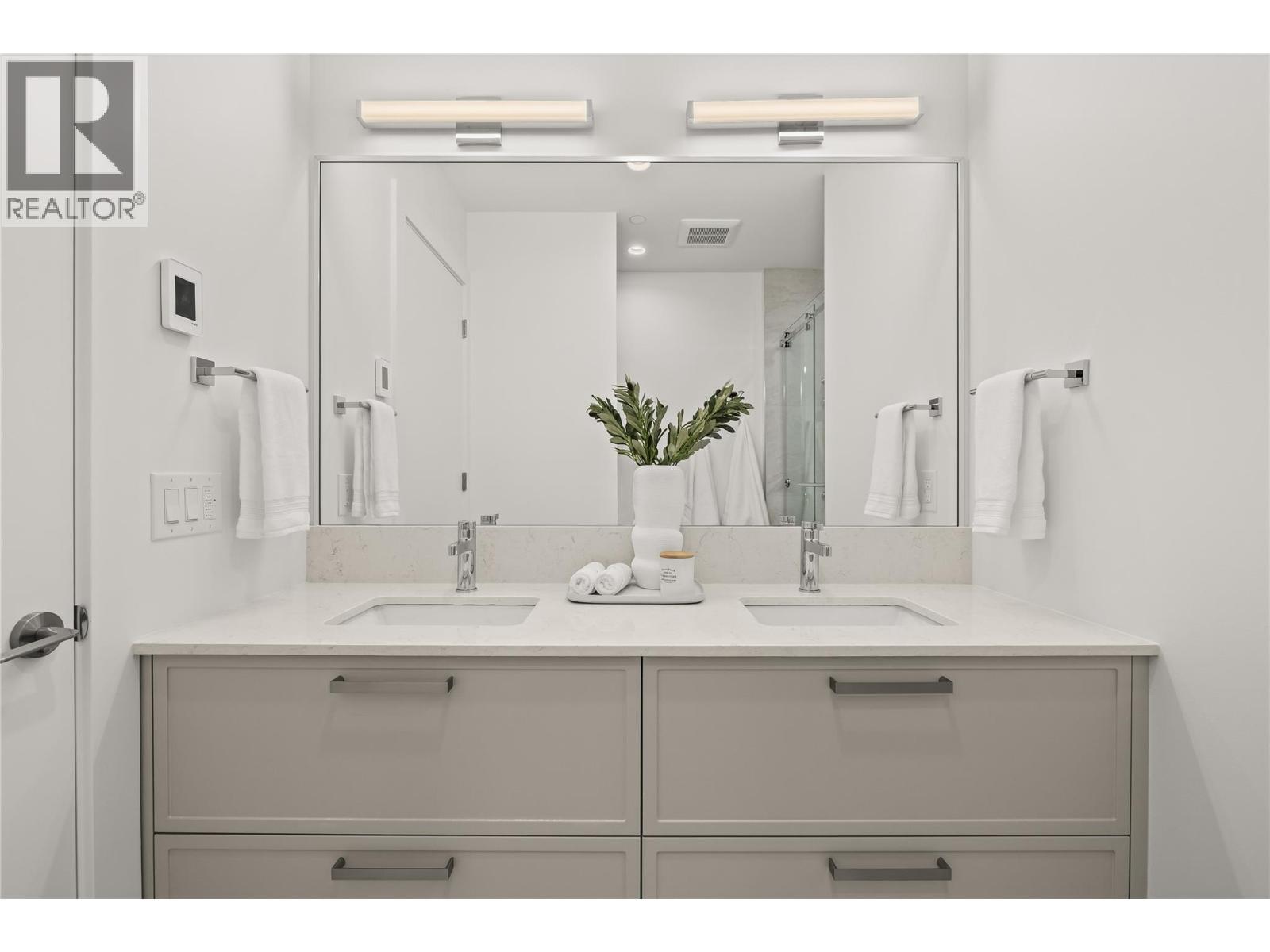 First Bedroom Ensuite - 3340 Lakeshore Road Unit# 902, Kelowna, BC - Indoor Photo Showing Bathroom