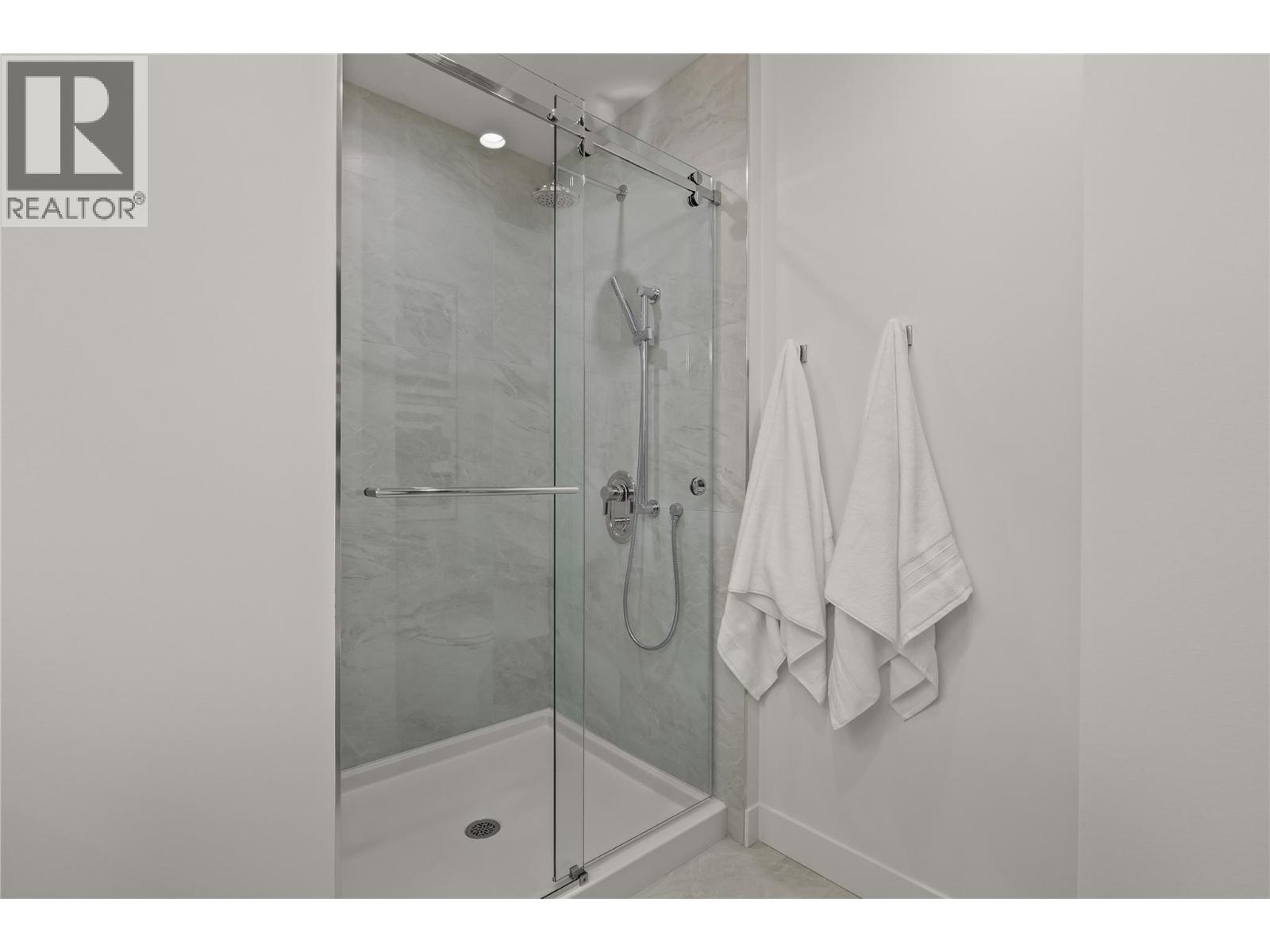 First Bedroom Ensuite - 3340 Lakeshore Road Unit# 902, Kelowna, BC - Indoor Photo Showing Bathroom