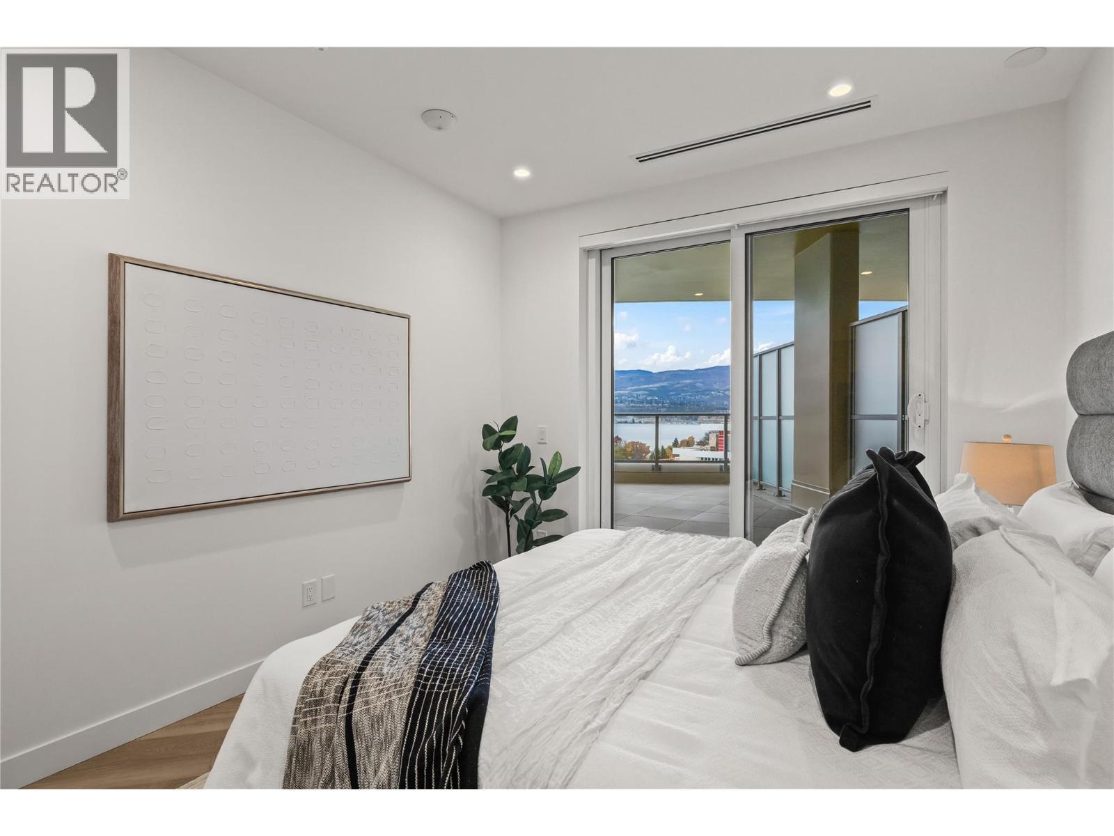 Primary Bedroom - 3340 Lakeshore Road Unit# 902, Kelowna, BC - Indoor Photo Showing Bedroom