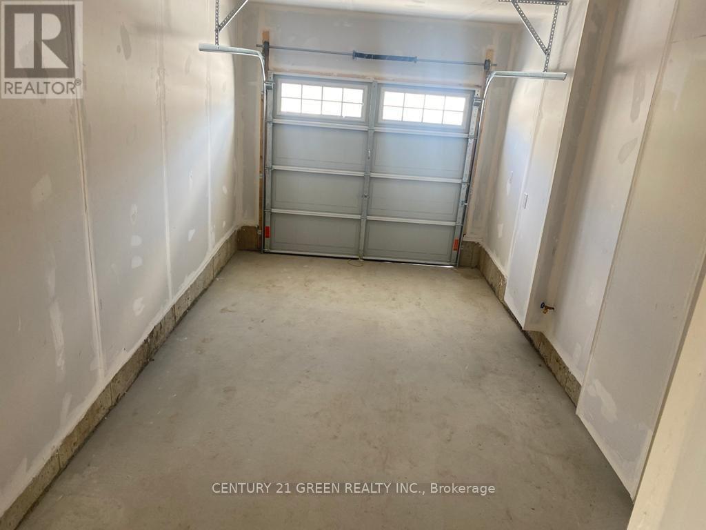 120 Esther Crescent, Thorold, ON - Indoor Photo Showing Garage