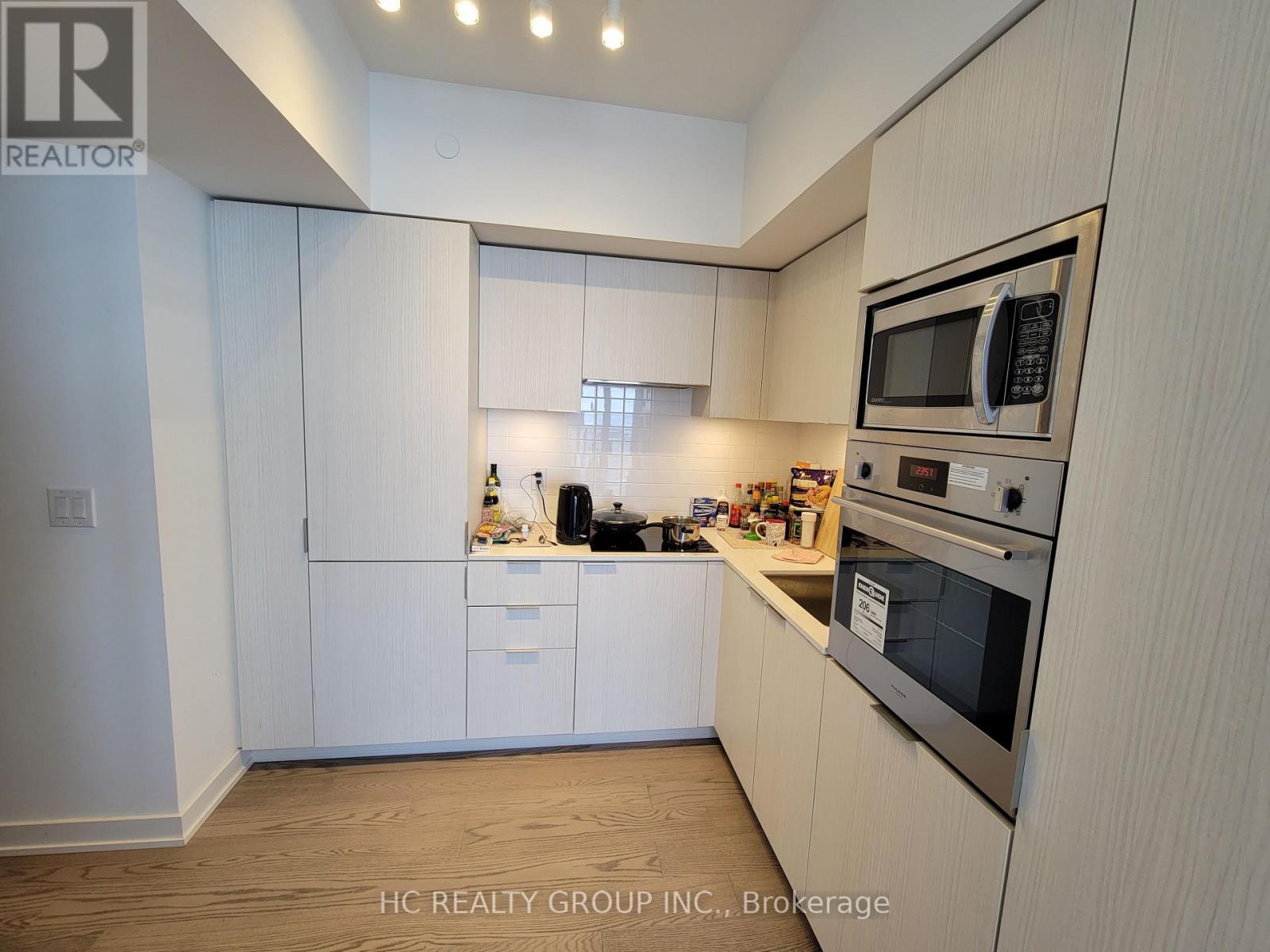 5705 - 11 Wellesley Street W, Toronto, ON - Indoor Photo Showing Kitchen