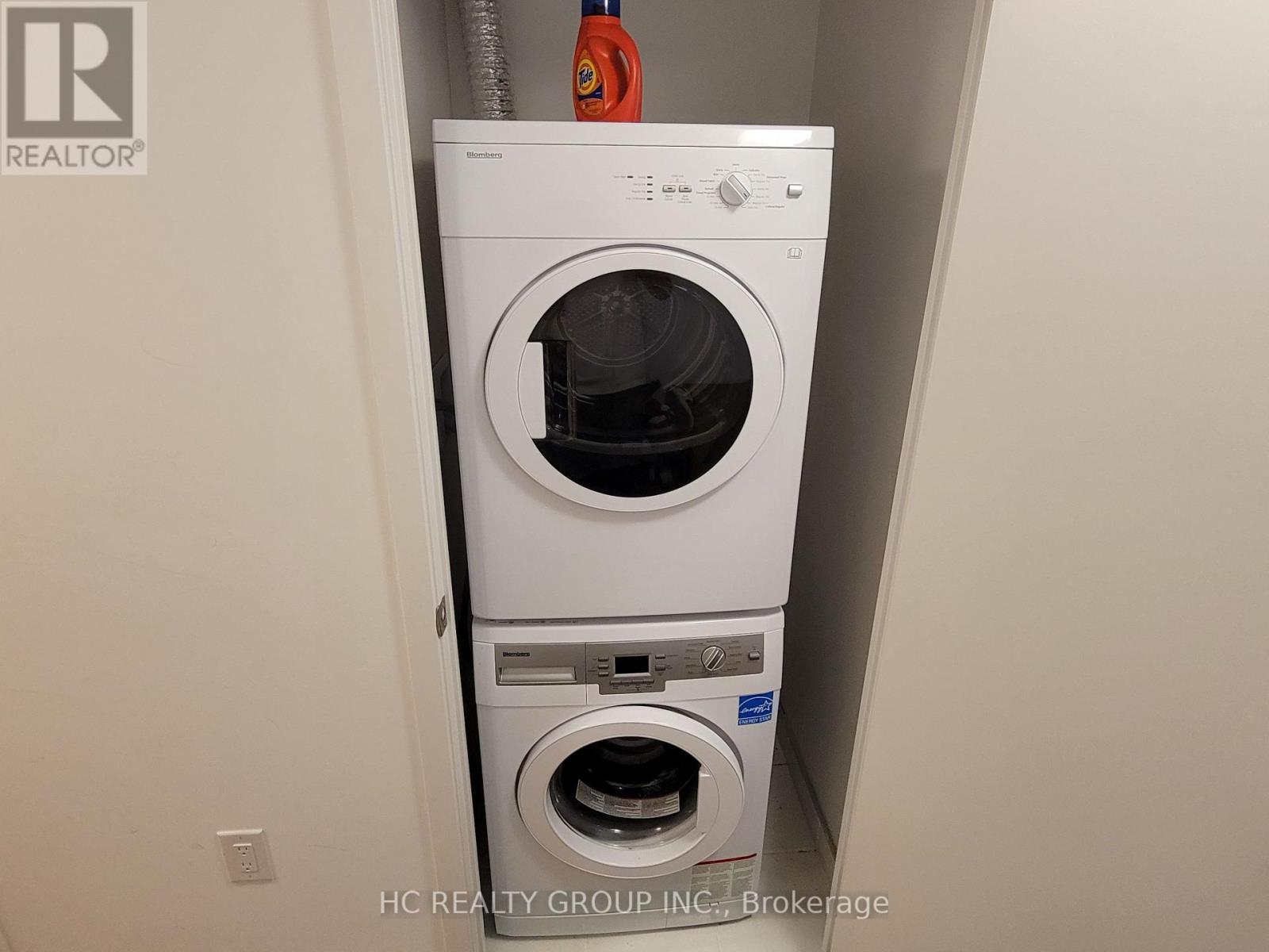 5705 - 11 Wellesley Street W, Toronto, ON - Indoor Photo Showing Laundry Room