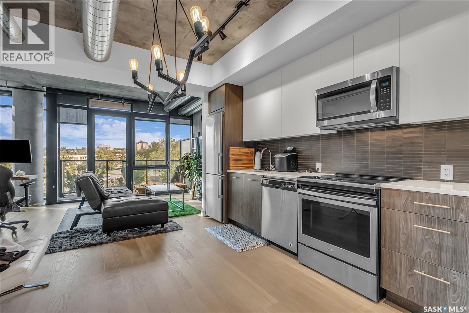 205 490 2Nd Avenue S, Saskatoon, SK - Indoor Photo Showing Kitchen With Stainless Steel Kitchen With Upgraded Kitchen