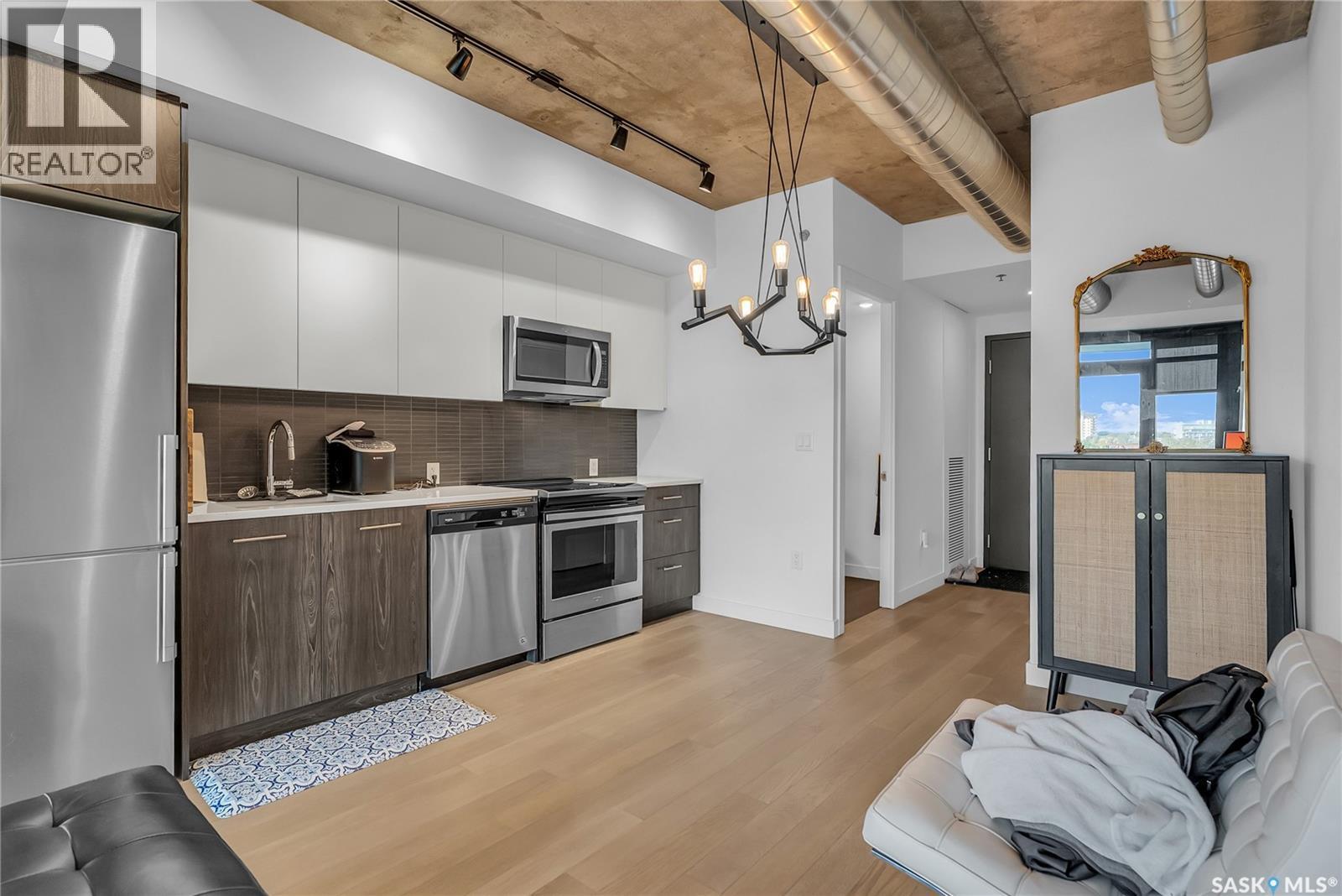 205 490 2Nd Avenue S, Saskatoon, SK - Indoor Photo Showing Kitchen With Stainless Steel Kitchen