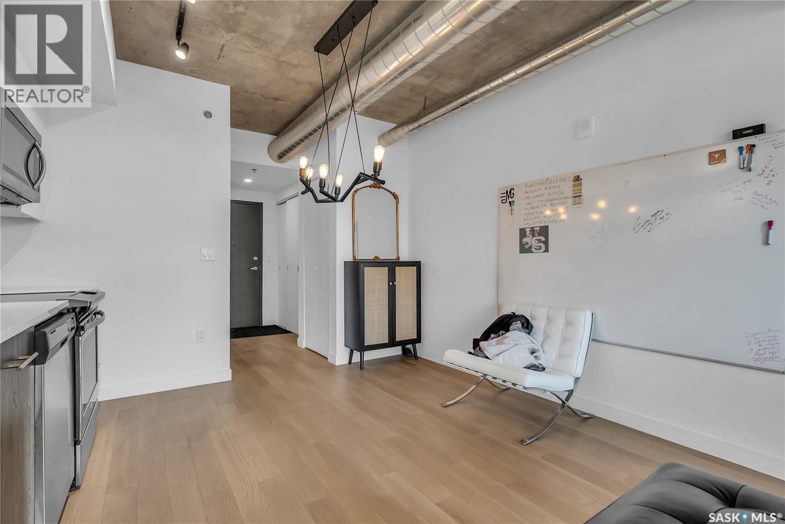 205 490 2Nd Avenue S, Saskatoon, SK - Indoor