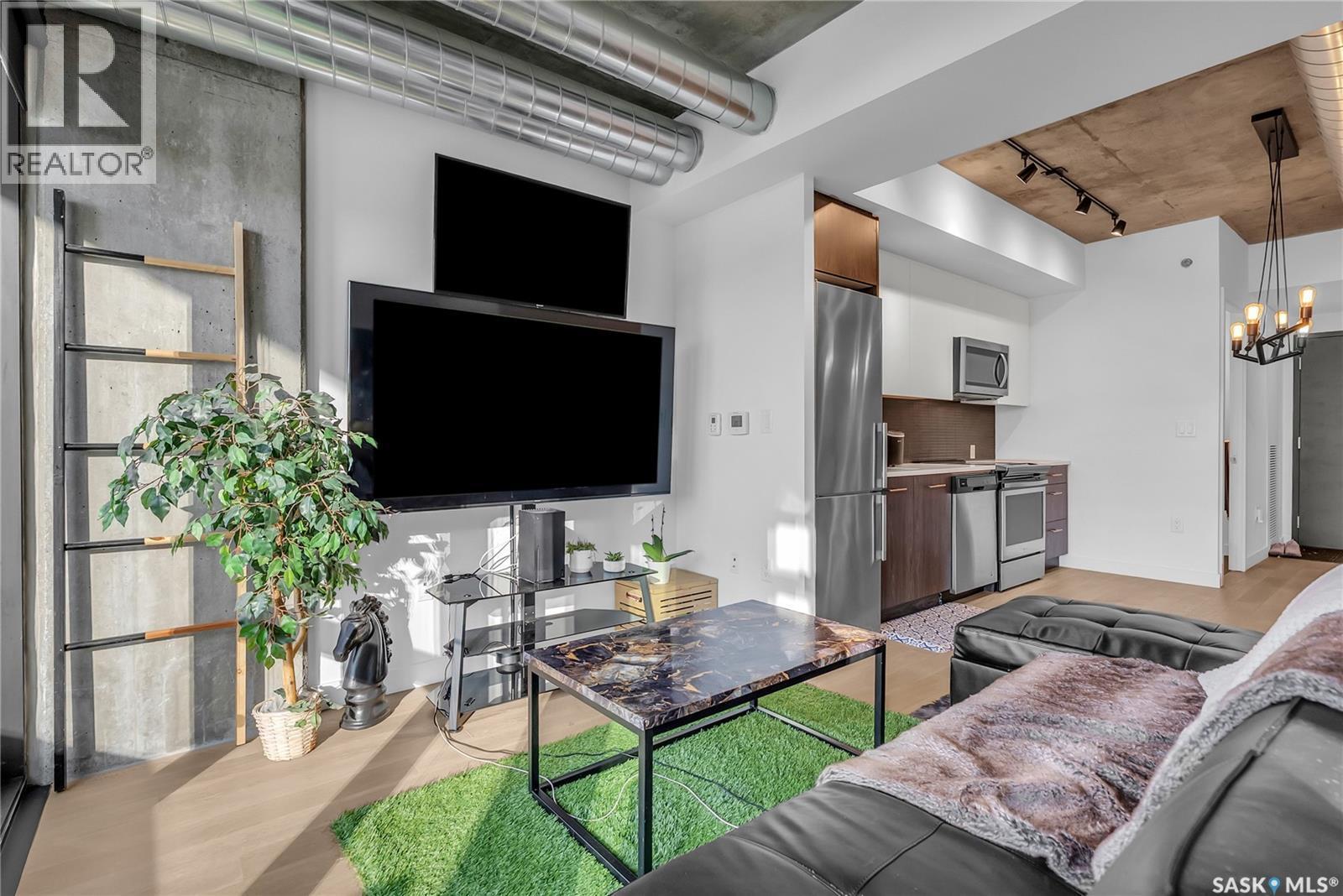 205 490 2Nd Avenue S, Saskatoon, SK - Indoor Photo Showing Living Room