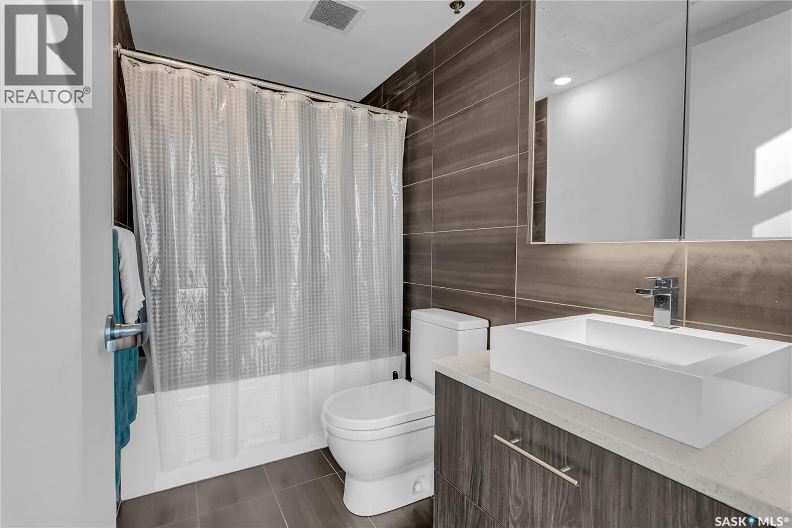 205 490 2Nd Avenue S, Saskatoon, SK - Indoor Photo Showing Bathroom