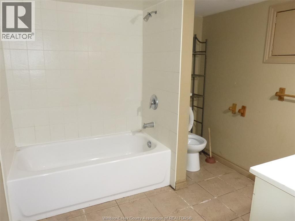 1434 Tecumseh Boulevard West, Windsor, ON - Indoor Photo Showing Bathroom