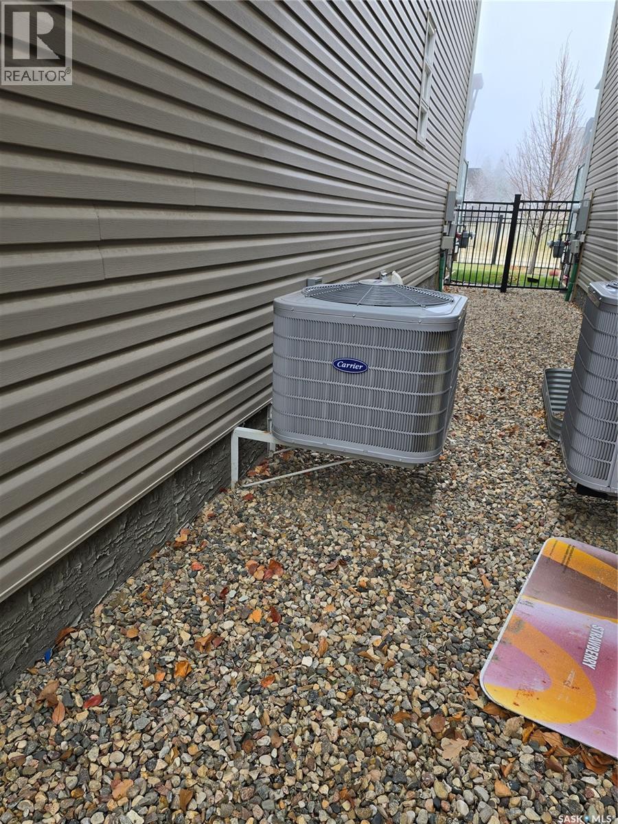 127 315 Dickson Crescent, Saskatoon, SK - Outdoor