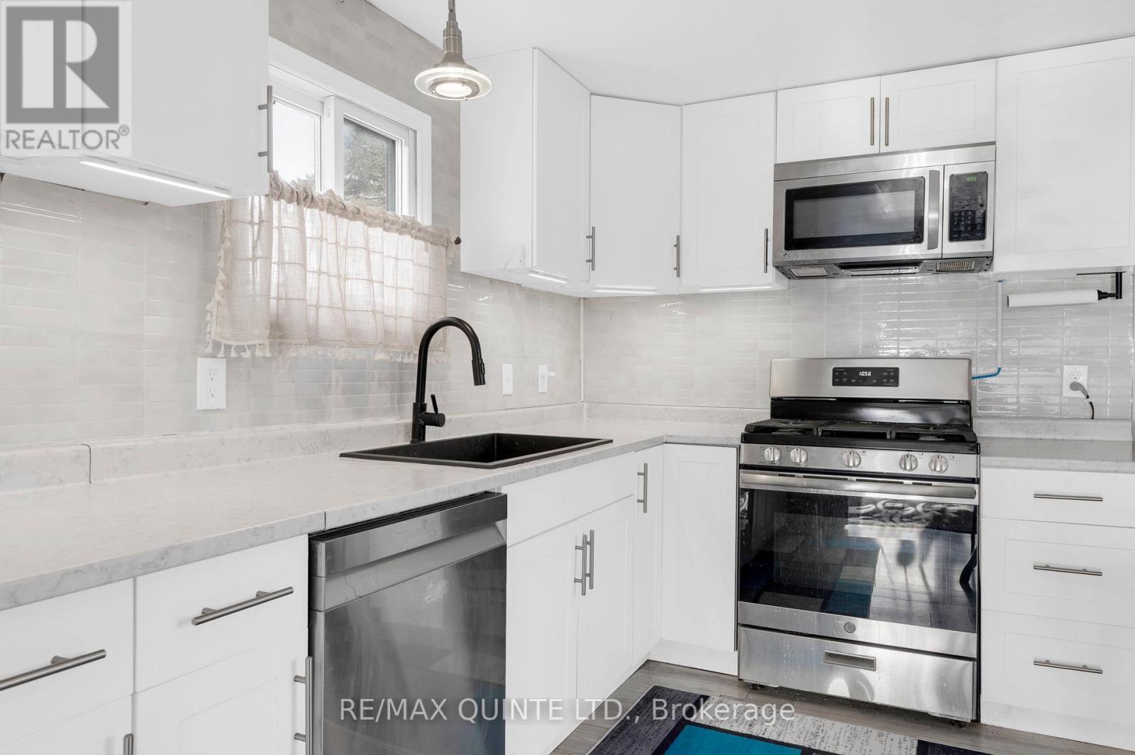 114 - 529 Old Highway 2, Quinte West (Sidney Ward), ON - Indoor Photo Showing Kitchen With Upgraded Kitchen