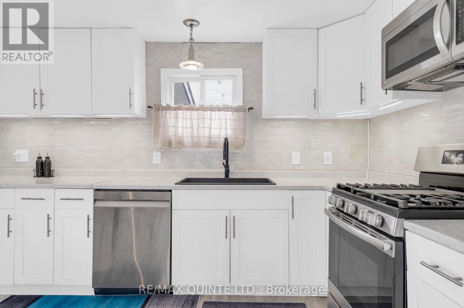 114 - 529 Old Highway 2, Quinte West (Sidney Ward), ON - Indoor Photo Showing Kitchen With Stainless Steel Kitchen With Upgraded Kitchen