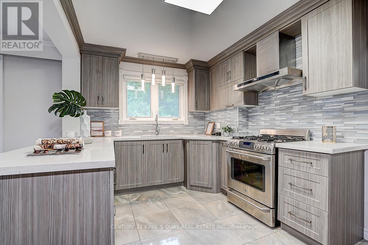 55 Three Valleys Drive, Toronto, ON - Indoor Photo Showing Kitchen With Upgraded Kitchen