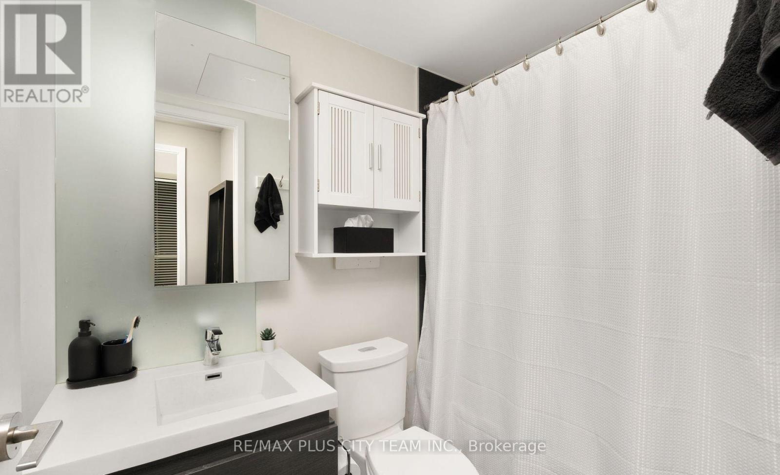 318 - 1030 King Street W, Toronto, ON - Indoor Photo Showing Bathroom