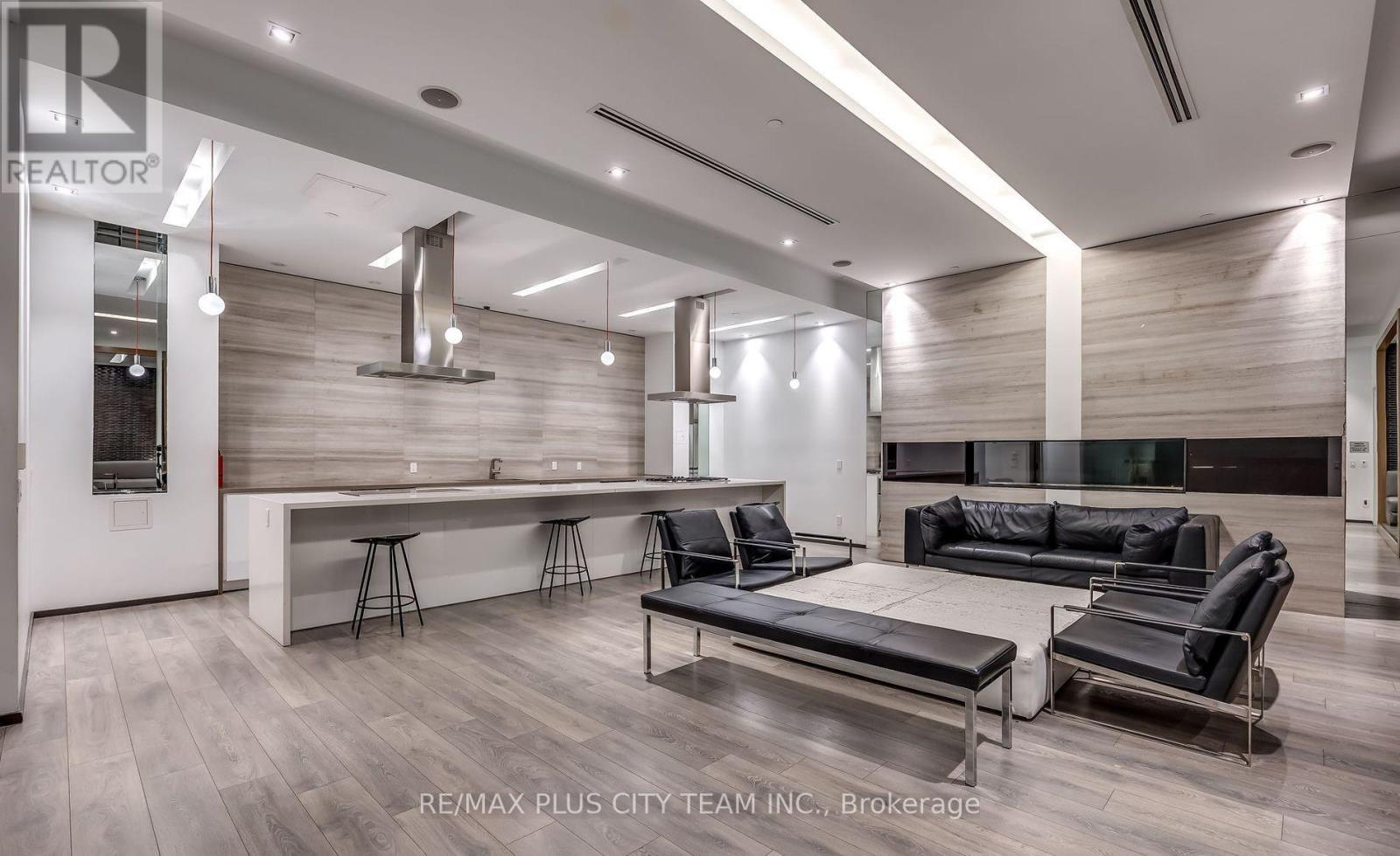 318 - 1030 King Street W, Toronto, ON - Indoor Photo Showing Other Room