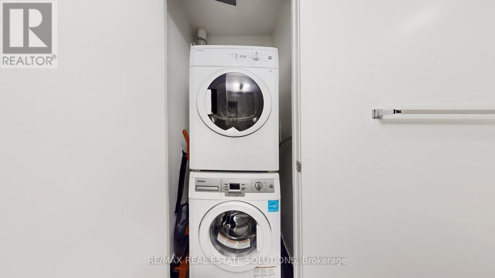 1303 - 210 Simcoe Street, Toronto, ON - Indoor Photo Showing Laundry Room