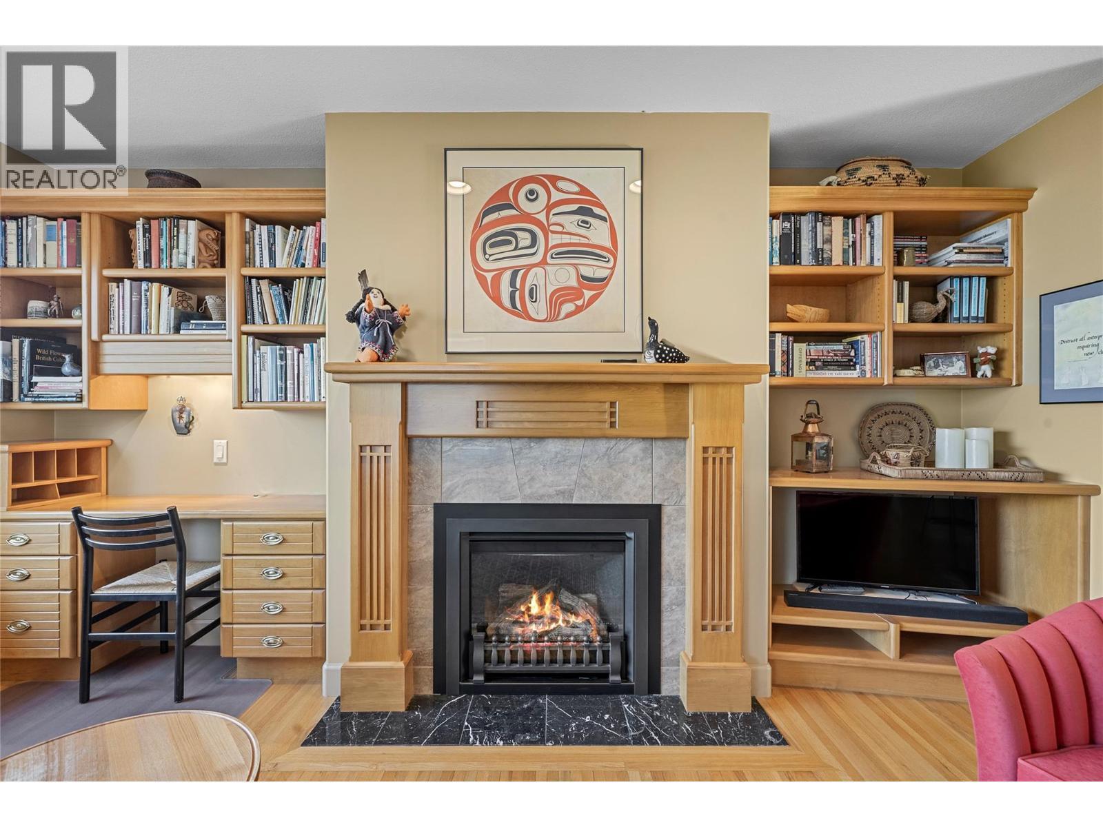 1120 12 Street Ne Unit# 33, Salmon Arm, BC - Indoor Photo Showing Living Room With Fireplace