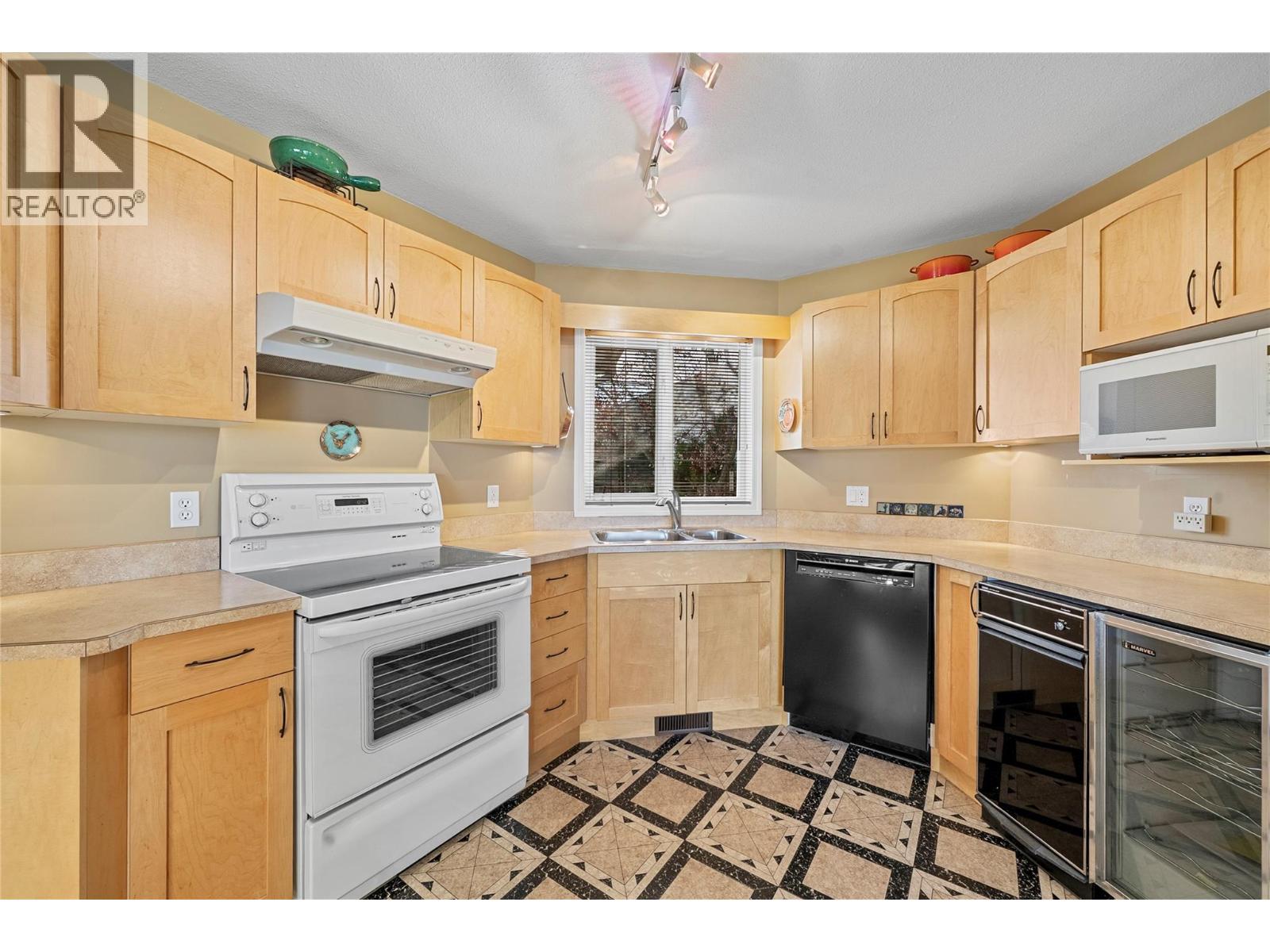 1120 12 Street Ne Unit# 33, Salmon Arm, BC - Indoor Photo Showing Kitchen With Double Sink