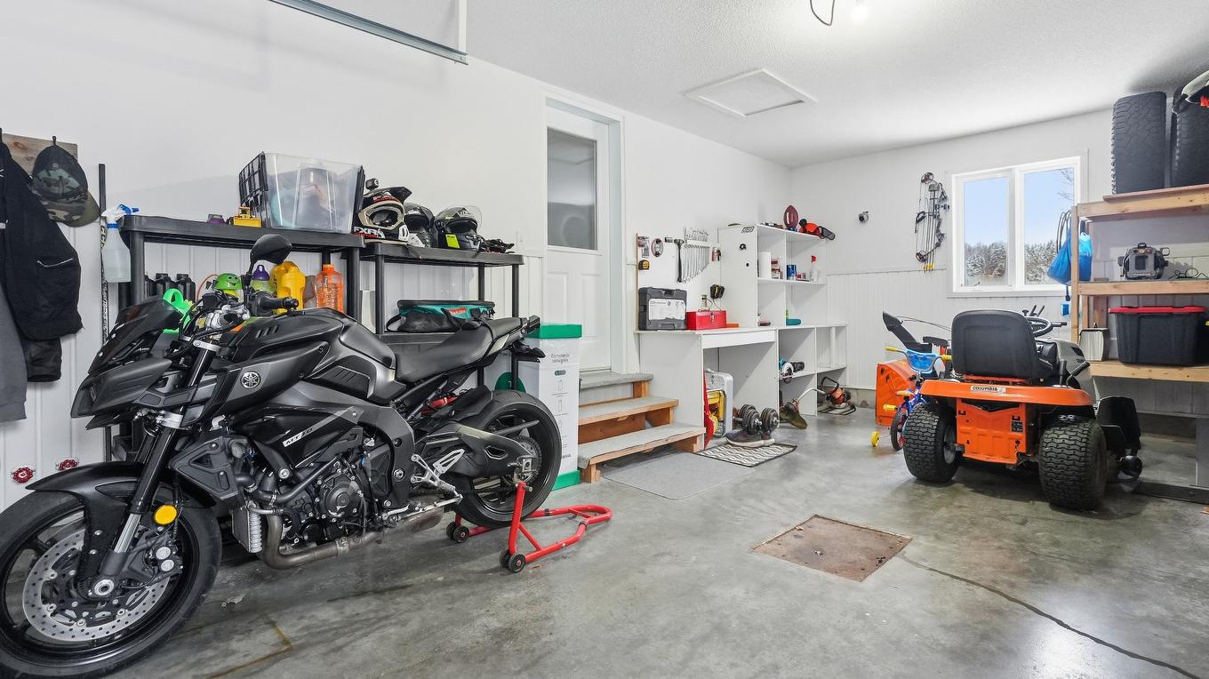 Garage - 3343 Rue Rodrigue, Saint-Simon-Les-Mines, QC - Indoor Photo Showing Garage