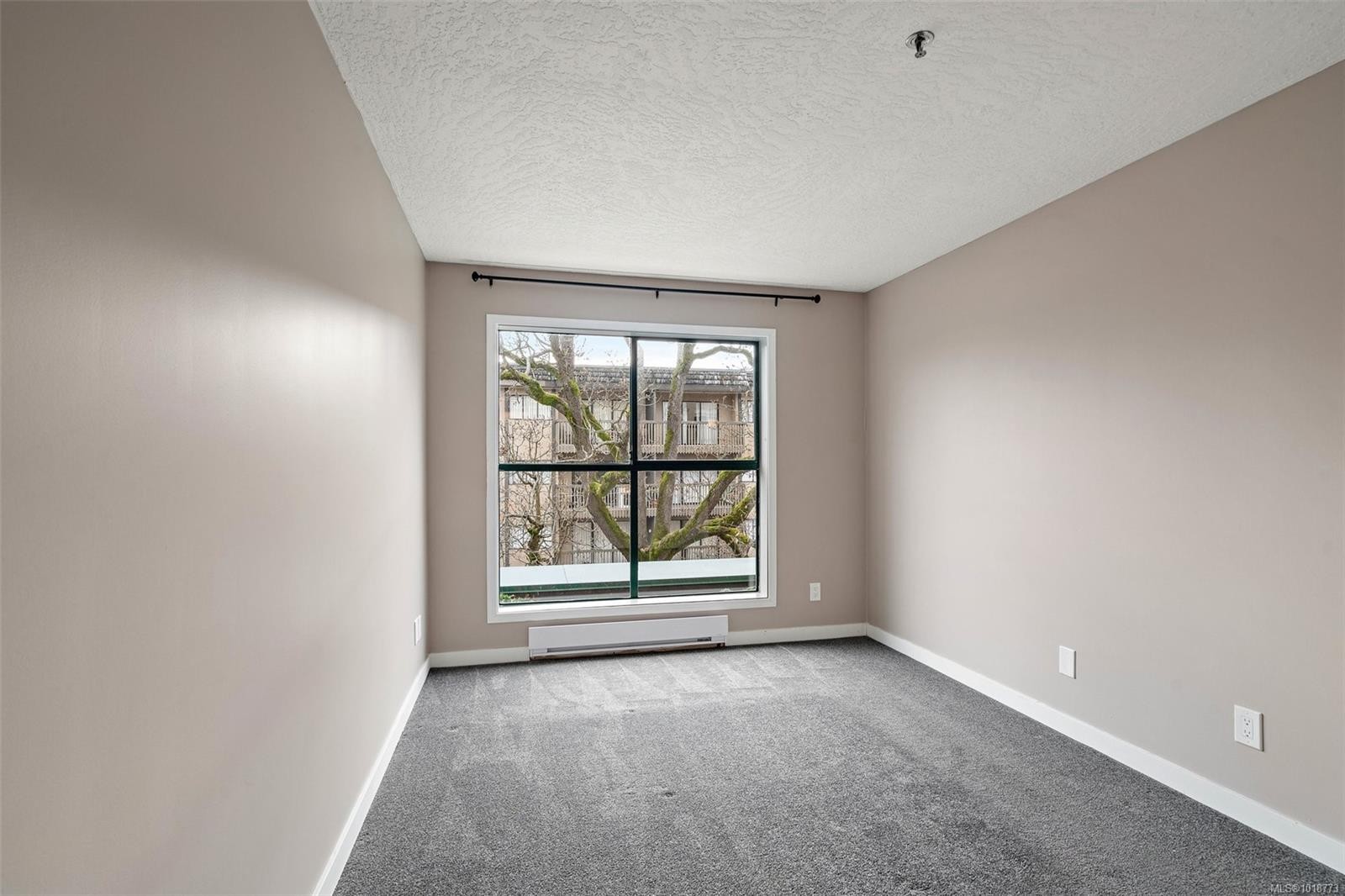 209-3460 Quadra St, Victoria, BC - Indoor Photo Showing Other Room
