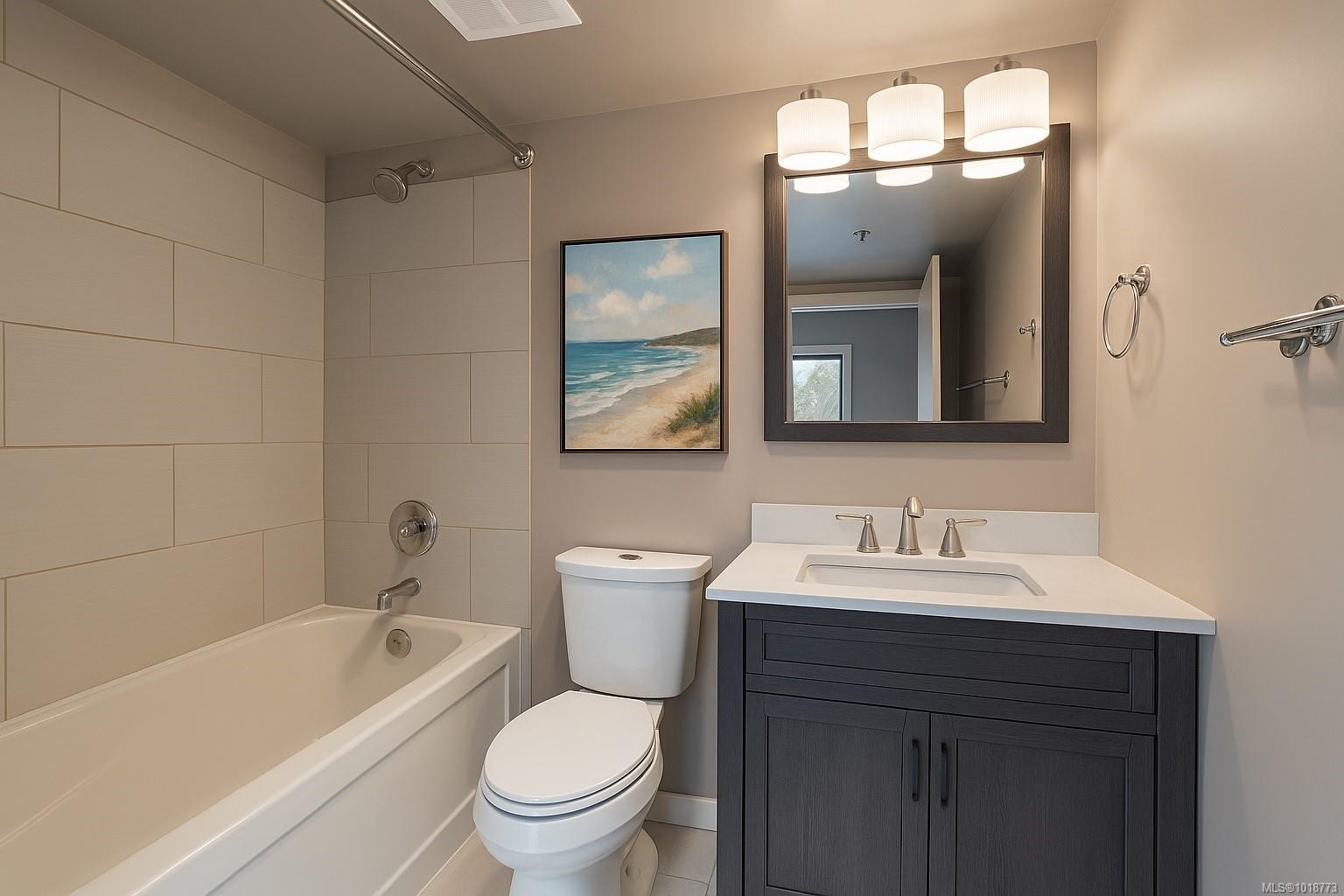 209-3460 Quadra St, Victoria, BC - Indoor Photo Showing Bathroom