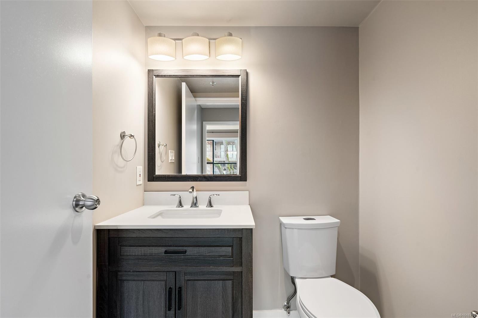 209-3460 Quadra St, Victoria, BC - Indoor Photo Showing Bathroom