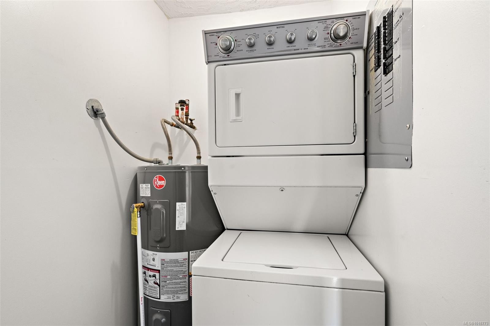 209-3460 Quadra St, Victoria, BC - Indoor Photo Showing Laundry Room