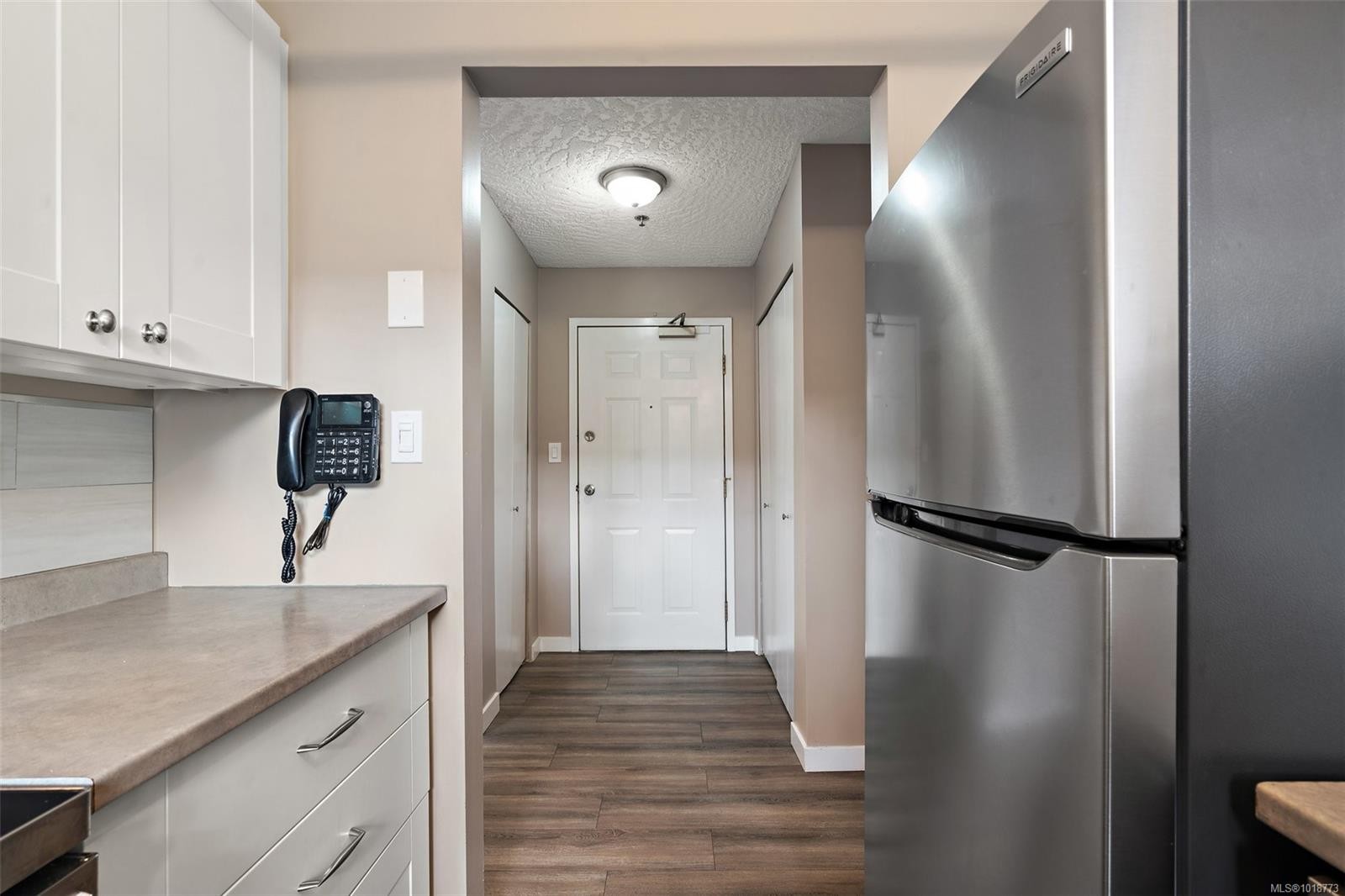 209-3460 Quadra St, Victoria, BC - Indoor Photo Showing Kitchen