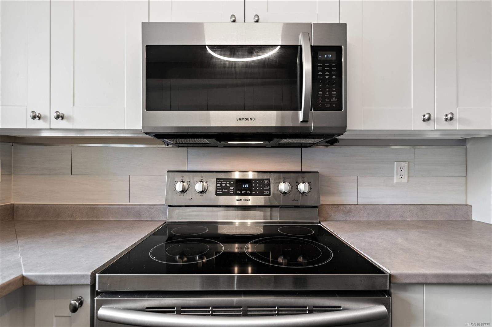 209-3460 Quadra St, Victoria, BC - Indoor Photo Showing Kitchen