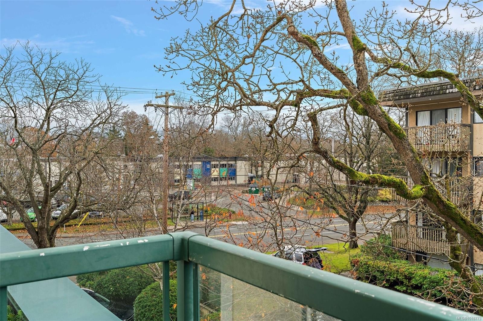 209-3460 Quadra St, Victoria, BC - Outdoor