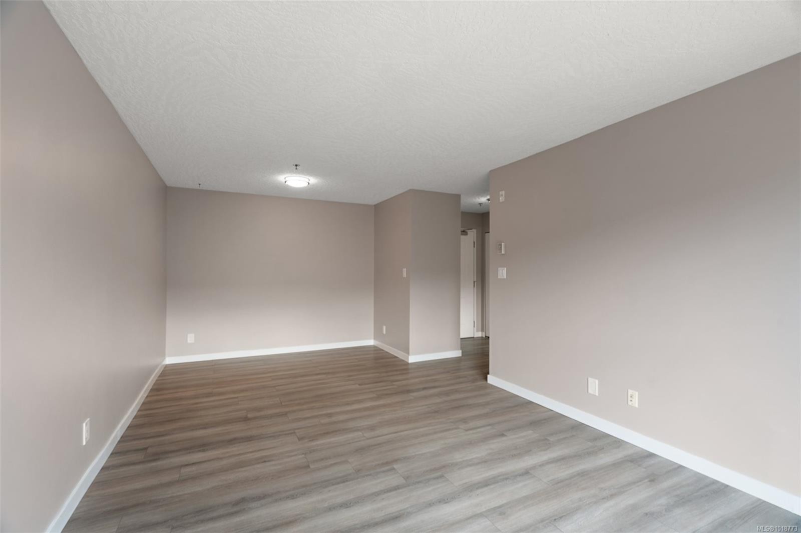 209-3460 Quadra St, Victoria, BC - Indoor Photo Showing Other Room