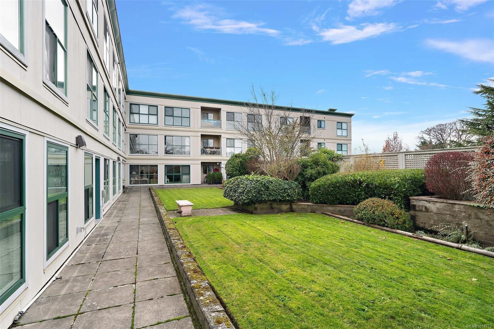 209-3460 Quadra St, Victoria, BC - Outdoor