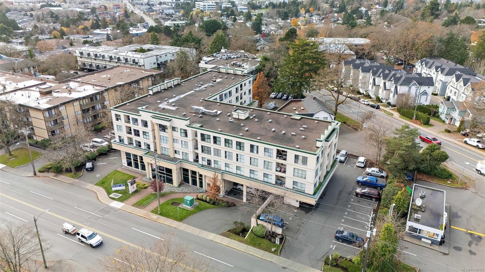209-3460 Quadra St, Victoria, BC - Outdoor