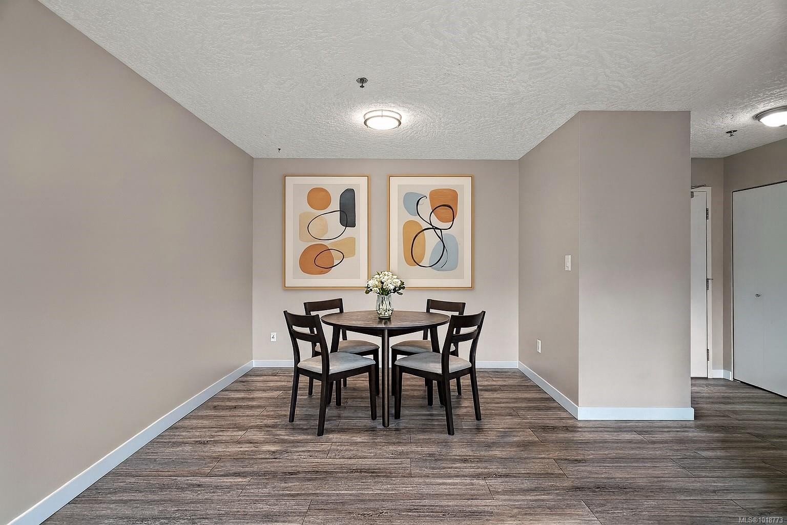209-3460 Quadra St, Victoria, BC - Indoor Photo Showing Dining Room
