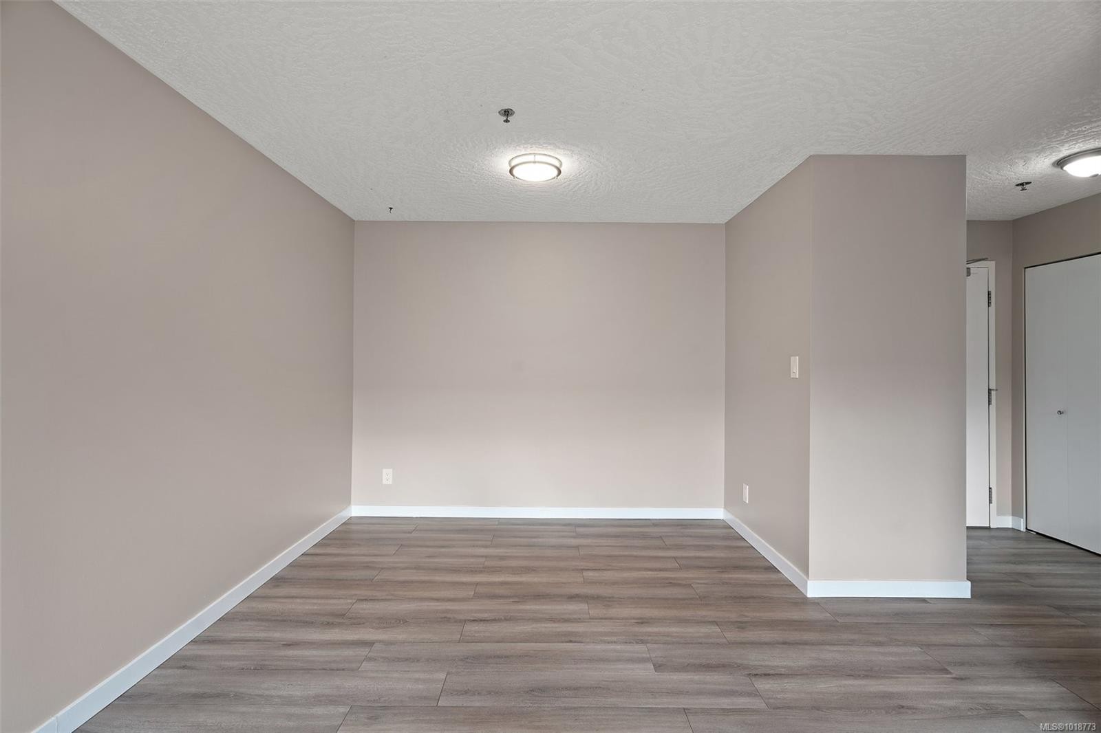 209-3460 Quadra St, Victoria, BC - Indoor Photo Showing Other Room