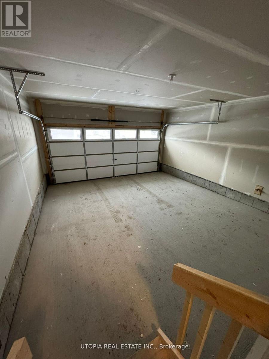 112 Hackamore Crescent, Ottawa, ON - Indoor Photo Showing Garage