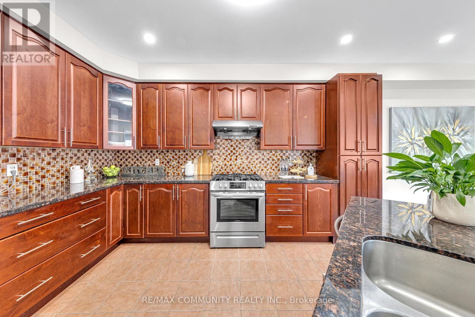17 Rouge Bank Drive, Markham, ON - Indoor Photo Showing Kitchen With Upgraded Kitchen