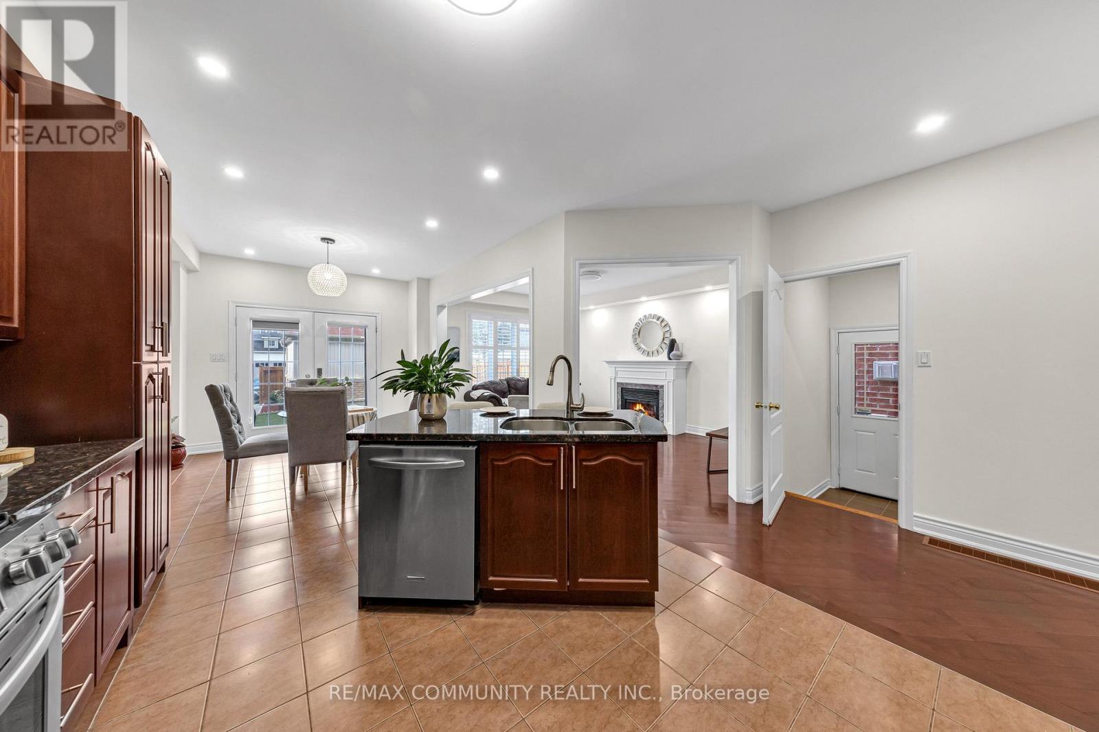 17 Rouge Bank Drive, Markham, ON - Indoor Photo Showing Kitchen With Upgraded Kitchen