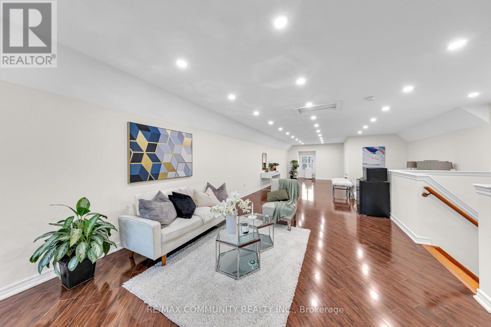 17 Rouge Bank Drive, Markham, ON - Indoor Photo Showing Living Room