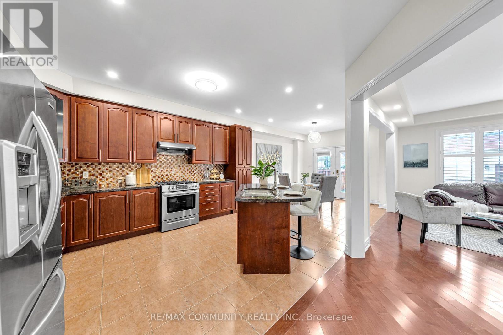 17 Rouge Bank Drive, Markham, ON - Indoor Photo Showing Kitchen With Stainless Steel Kitchen With Upgraded Kitchen