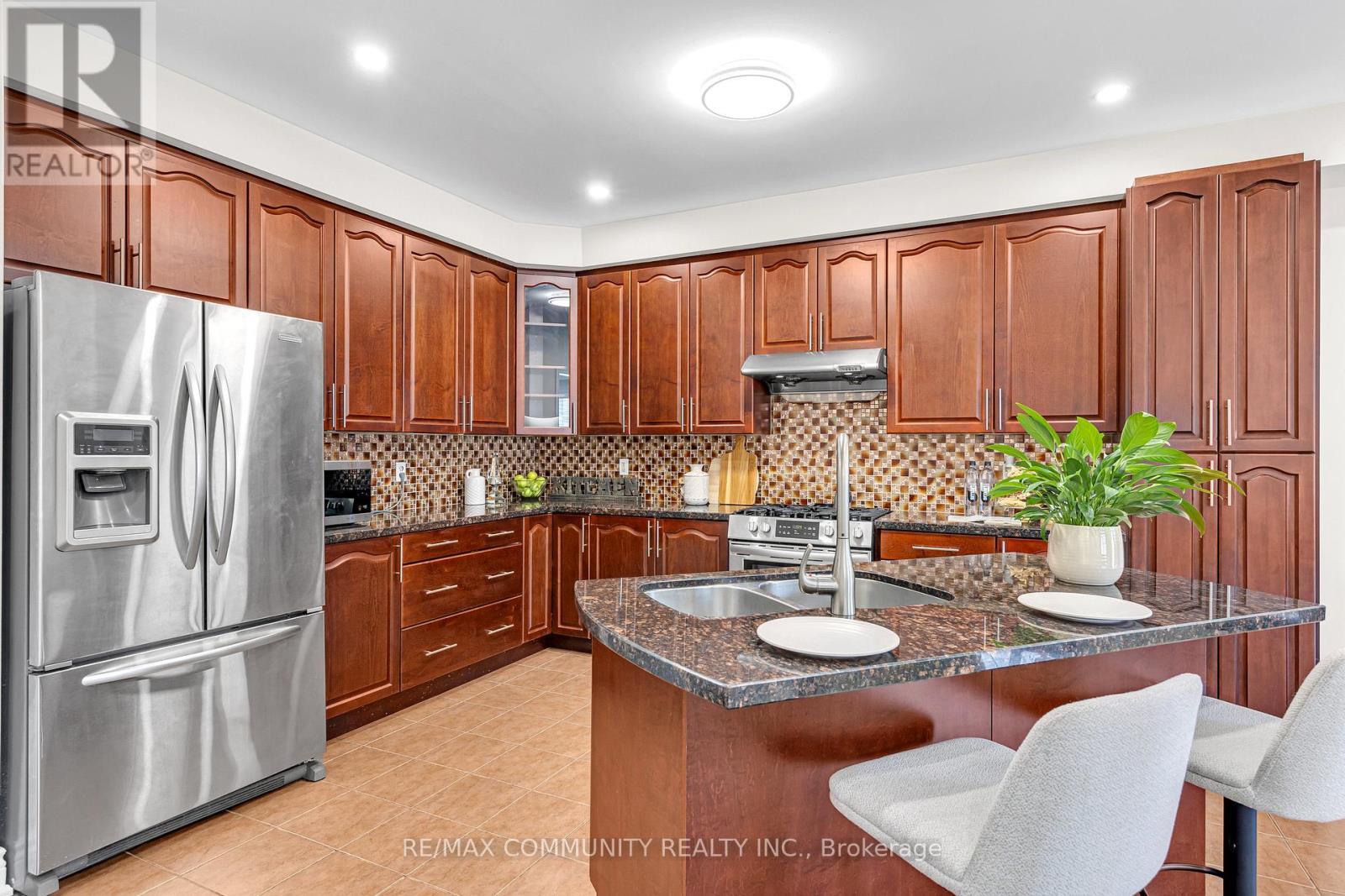 17 Rouge Bank Drive, Markham, ON - Indoor Photo Showing Kitchen With Stainless Steel Kitchen