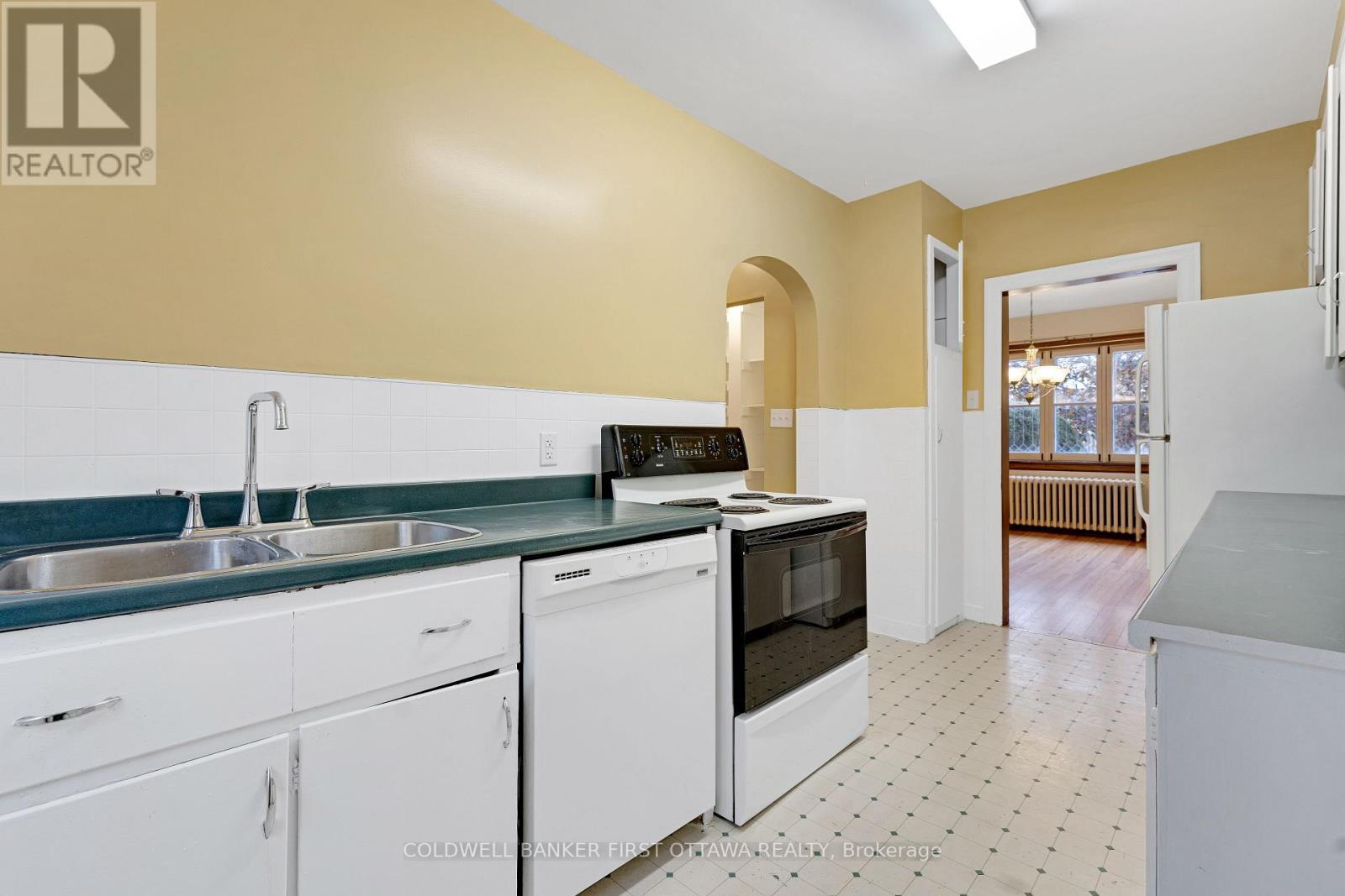 2 Gladstone Avenue, Smiths Falls, ON - Indoor Photo Showing Kitchen With Double Sink