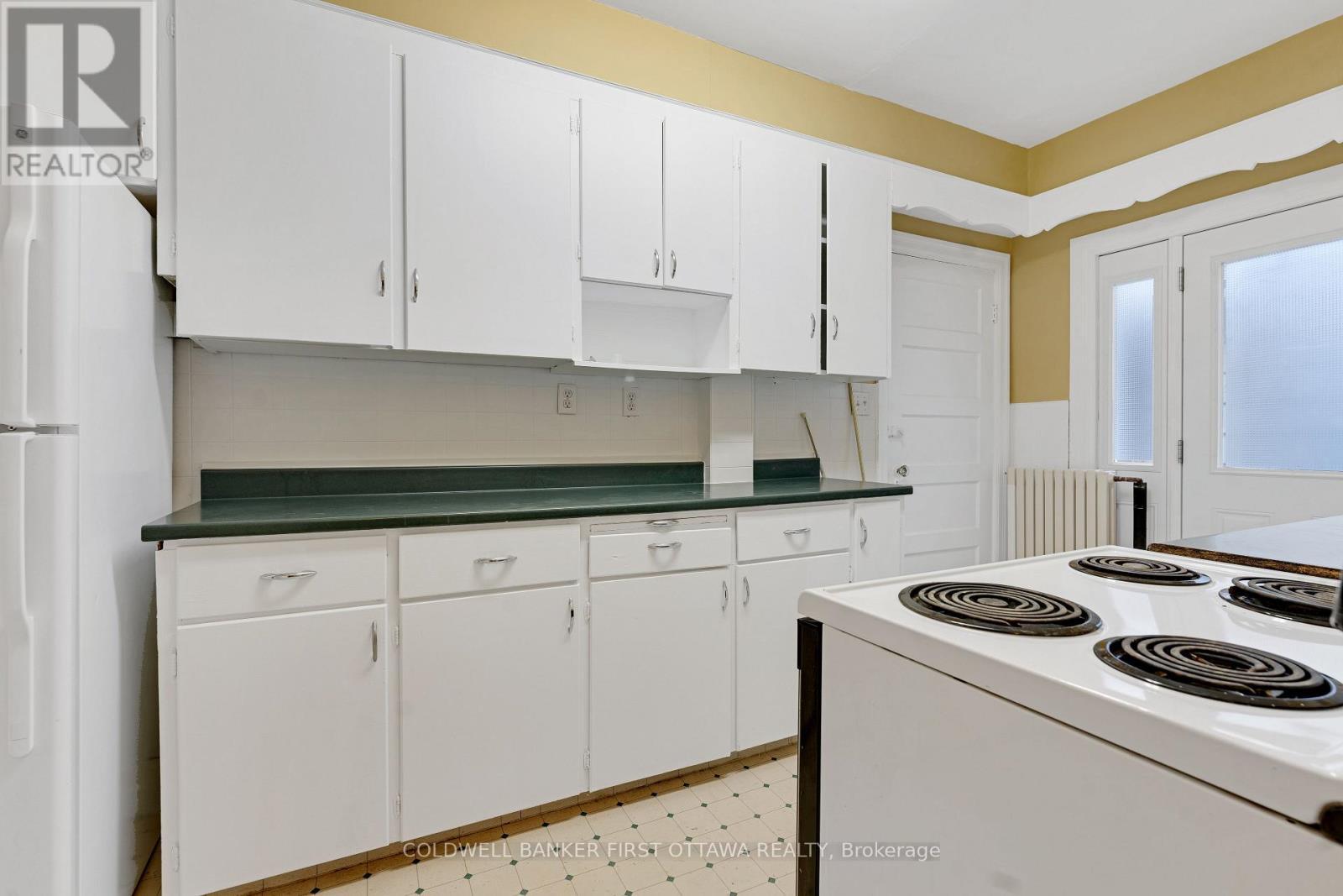 2 Gladstone Avenue, Smiths Falls, ON - Indoor Photo Showing Kitchen