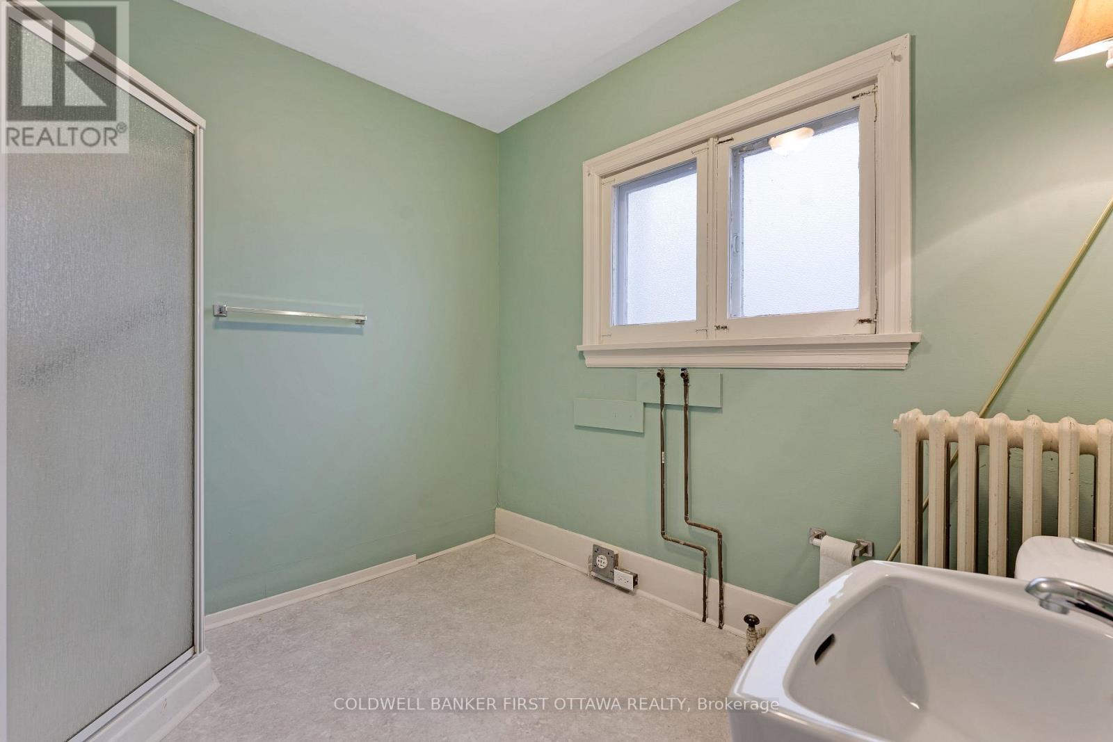 main floor bathroom with laundry hookup - 2 Gladstone Avenue, Smiths Falls, ON - Indoor Photo Showing Bathroom