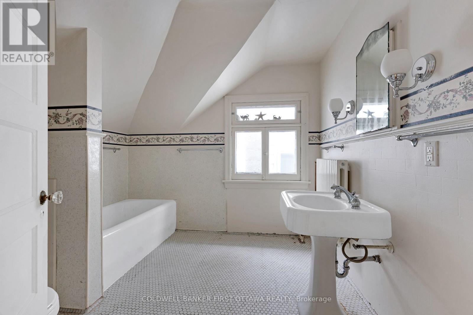 2 Gladstone Avenue, Smiths Falls, ON - Indoor