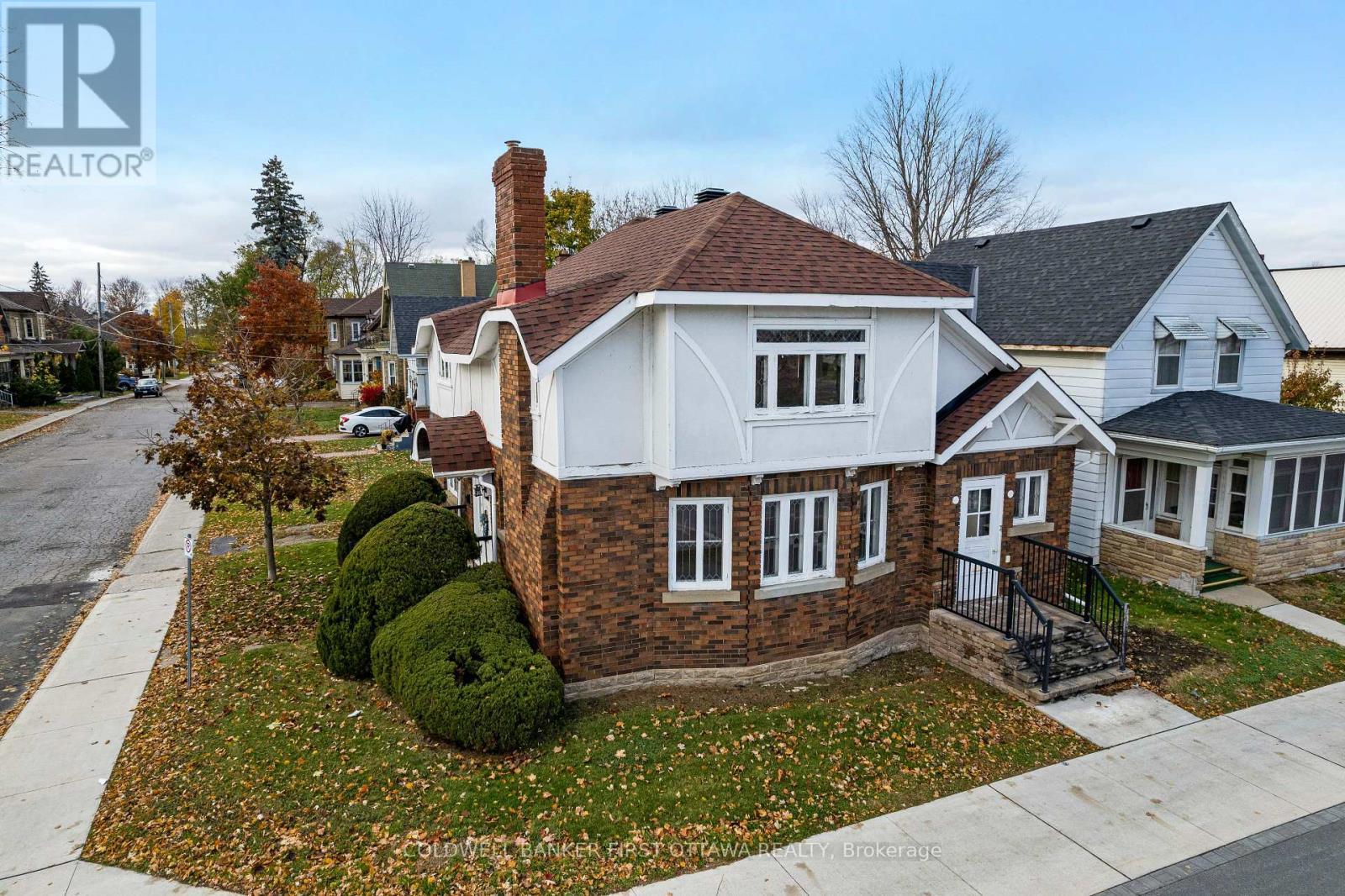 Beckwith St entrance opens into the office - 2 Gladstone Avenue, Smiths Falls, ON - Outdoor With Facade